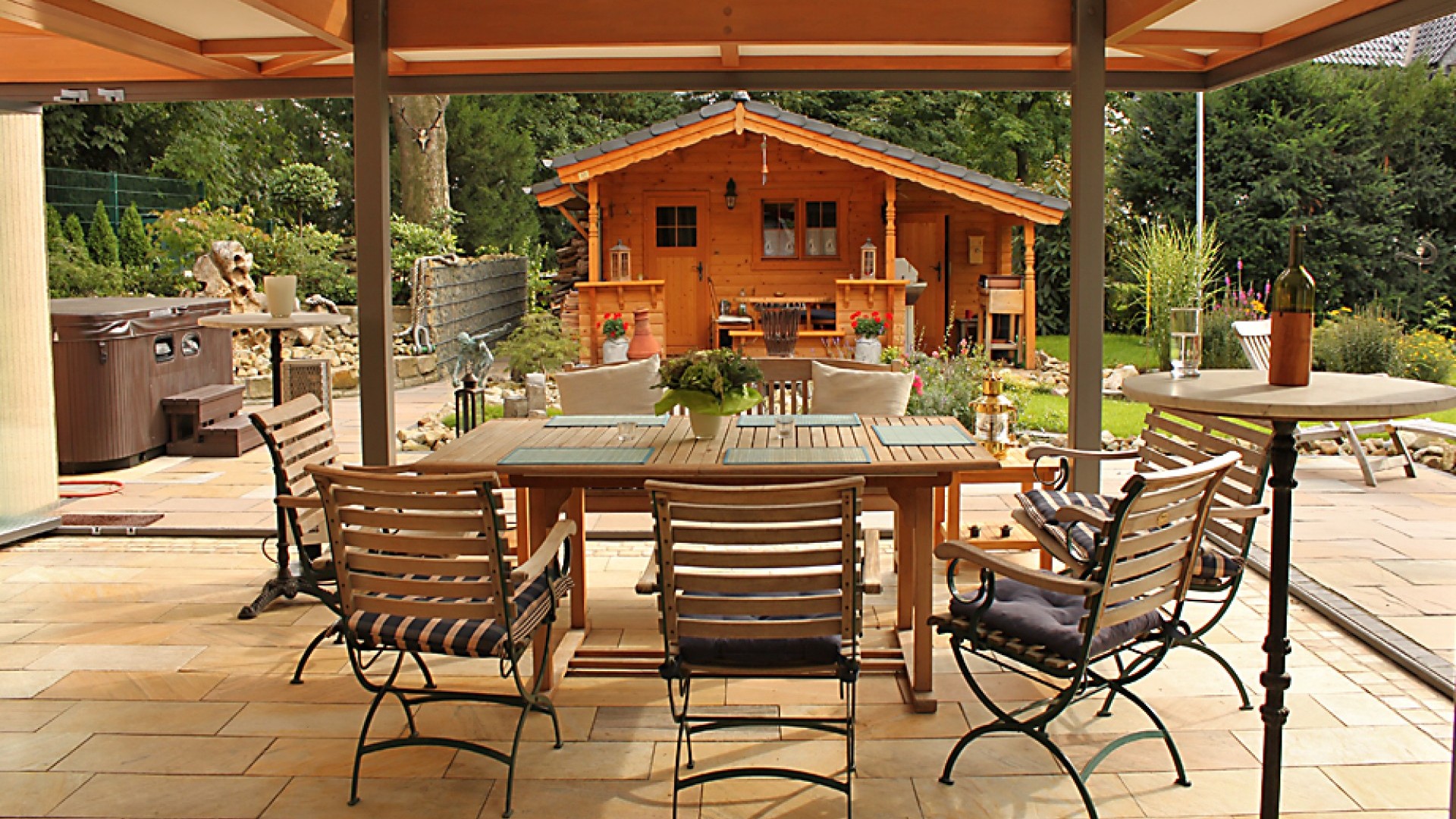 Holzdach mit Tischen und Stühlen darunter
