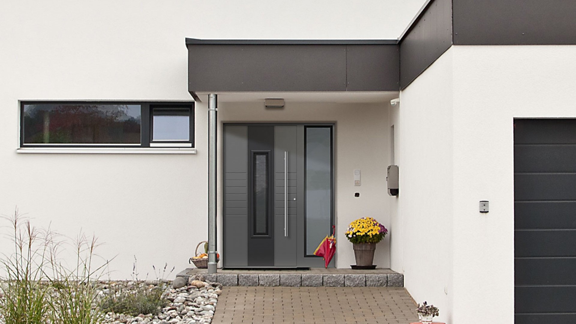 Haustür in Grau mit Glaselement