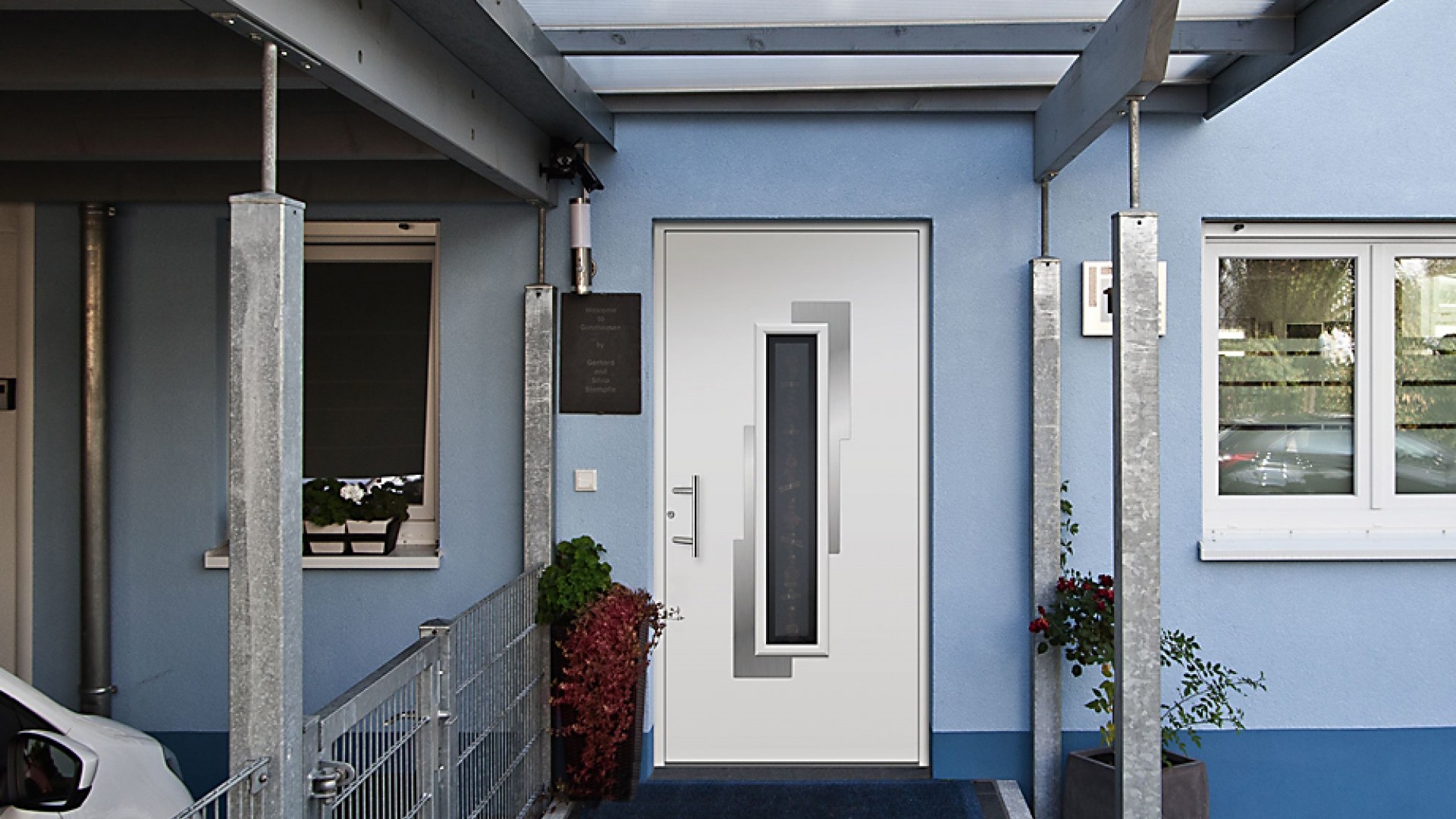 Weiße Haustür aus Stahl mit Glaselement