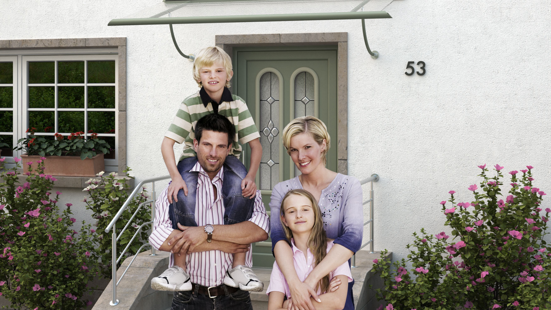 Familie vor einer Haustür mit Vordach