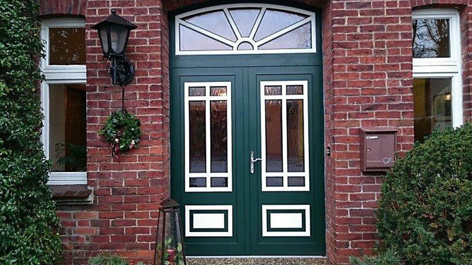 große grün/weiße Haustür mit Glas