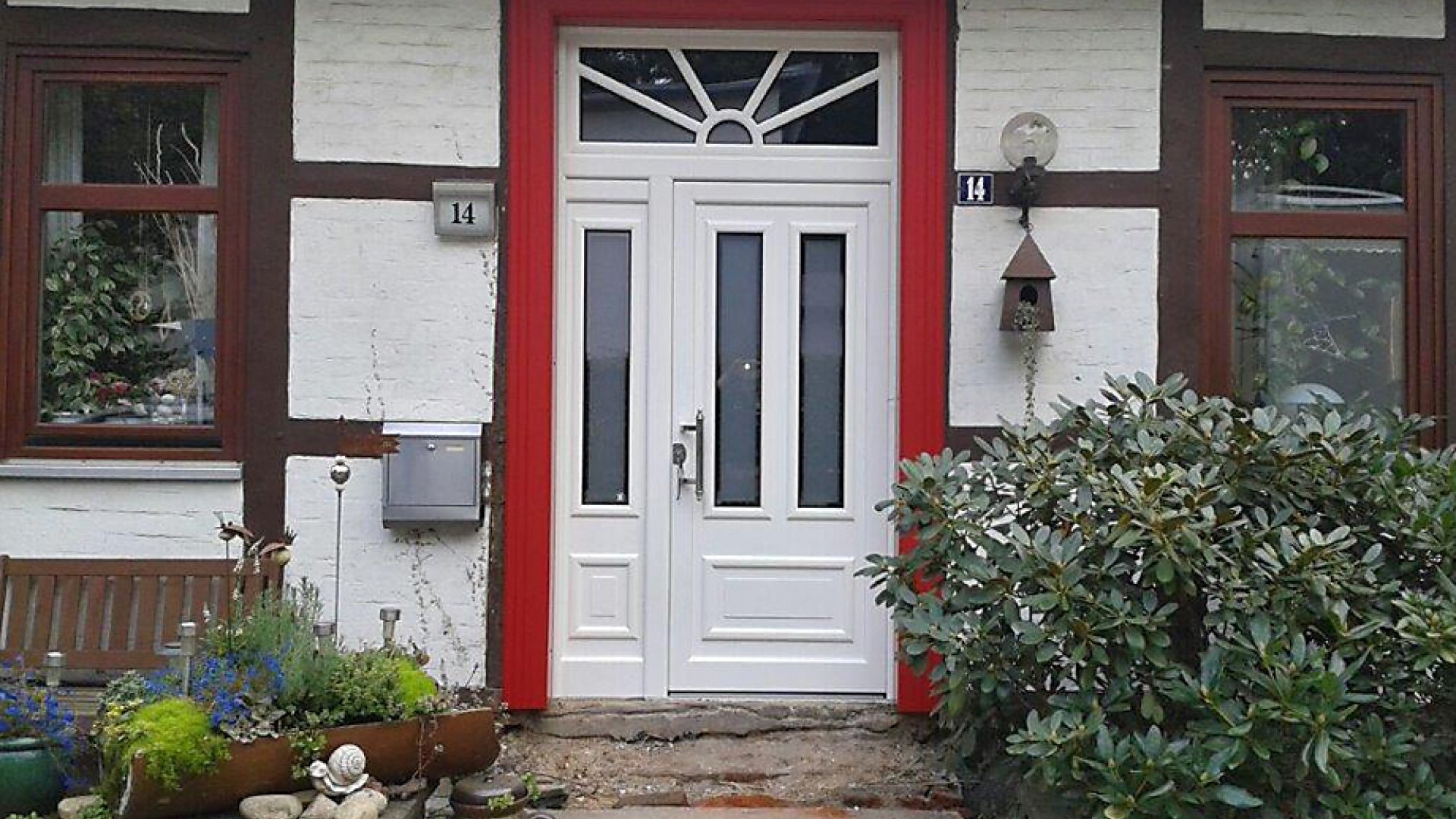 Weiße Haustür mit Glaselement